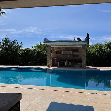 Casa Farah Golden Mile Coral Behind Aldi * Marbella