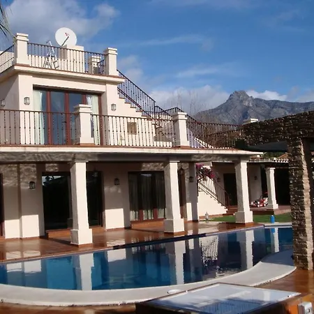 Casa Farah Golden Mile Coral Behind Aldi Villa Marbella
